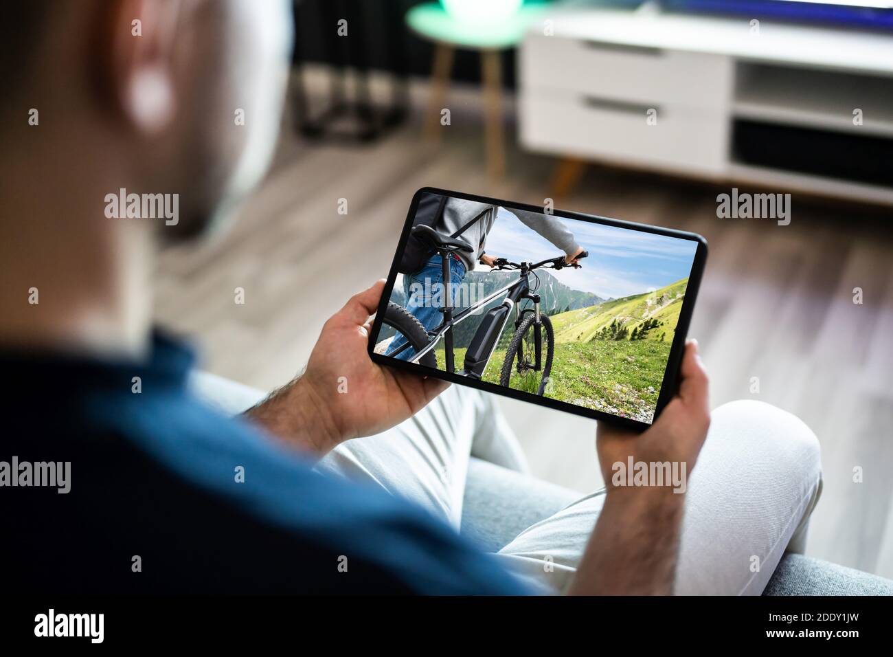 Mann, der Film oder Video auf dem Tablet sieht Stockfoto