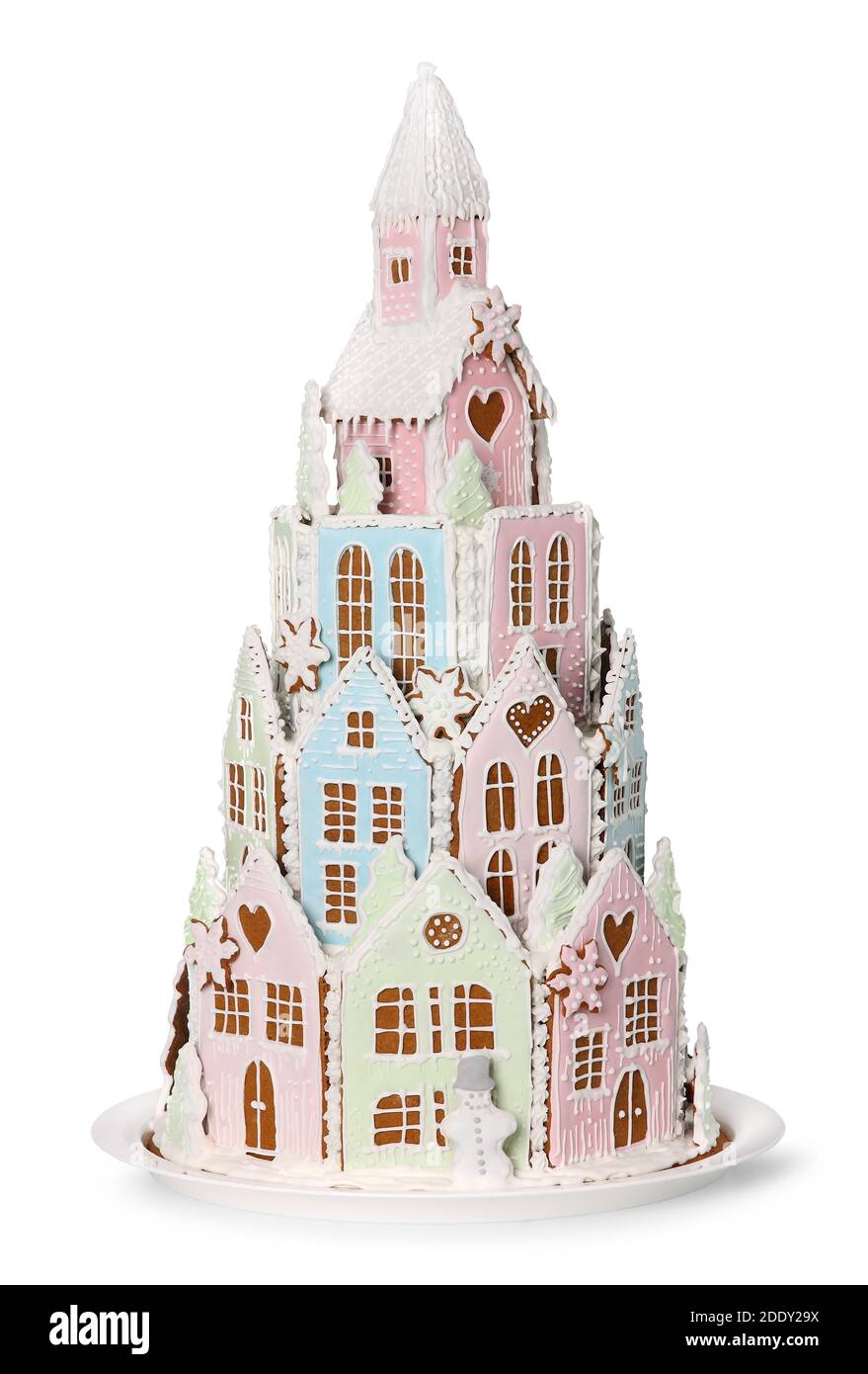 Feenprinzessin Winterschloss aus Lebkuchengebäck mit dekorativer Weihnachtszucker-Vereisung, isoliert auf weißem Hintergrund Stockfoto