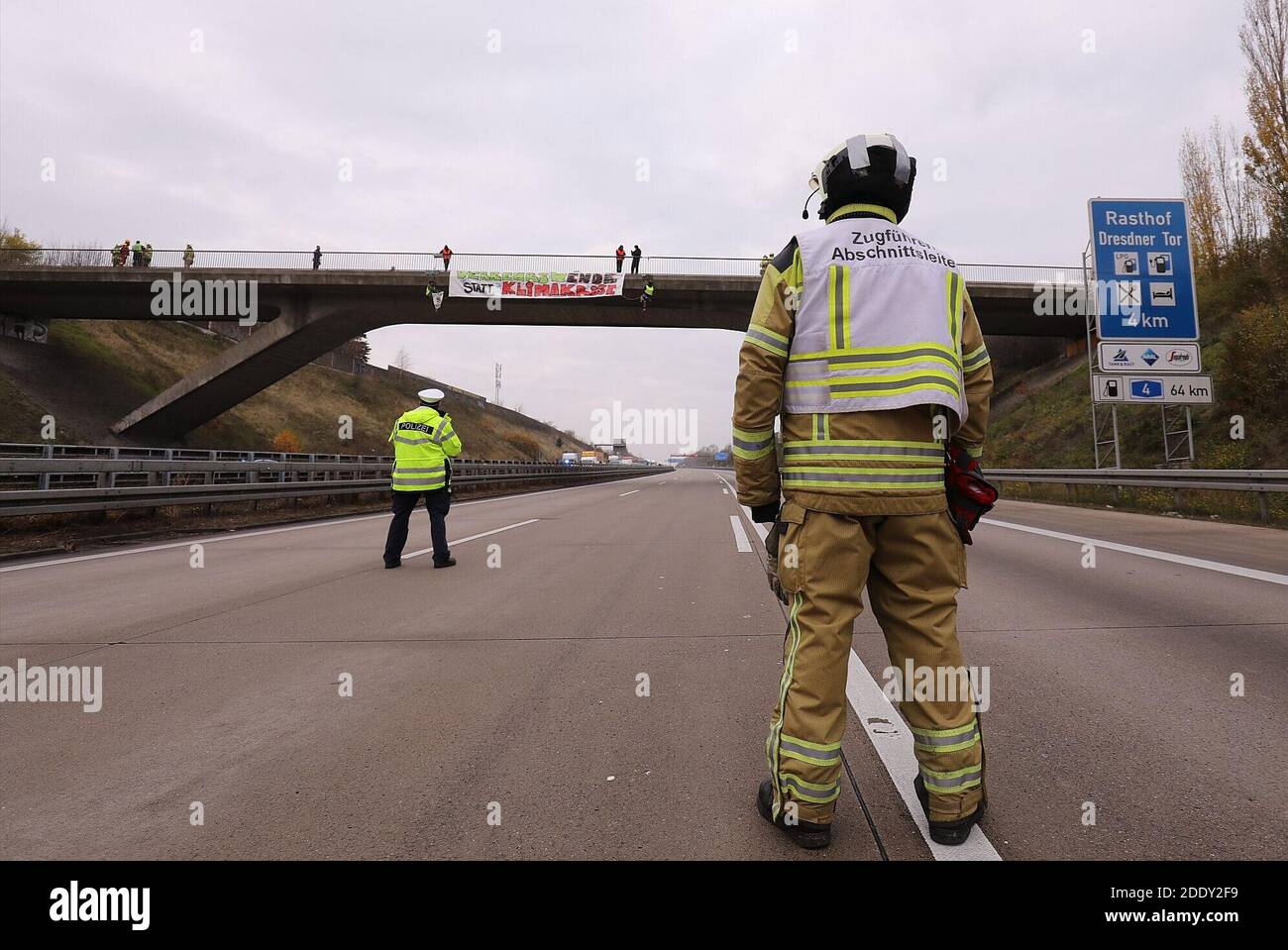 27. November 2020, Sachsen, Dresden: Polizisten halten die Verleht auf der Autobahn 14 bei Dresden während eines Protestes von Klimaaktivisten für die Verkehrskaround an. (To dpa 'AktivistInnen rappeln von der Brücke - Durig hat kein Verständnis') Foto: Tino Plunert/dpa-Zentralbild/dpa Stockfoto