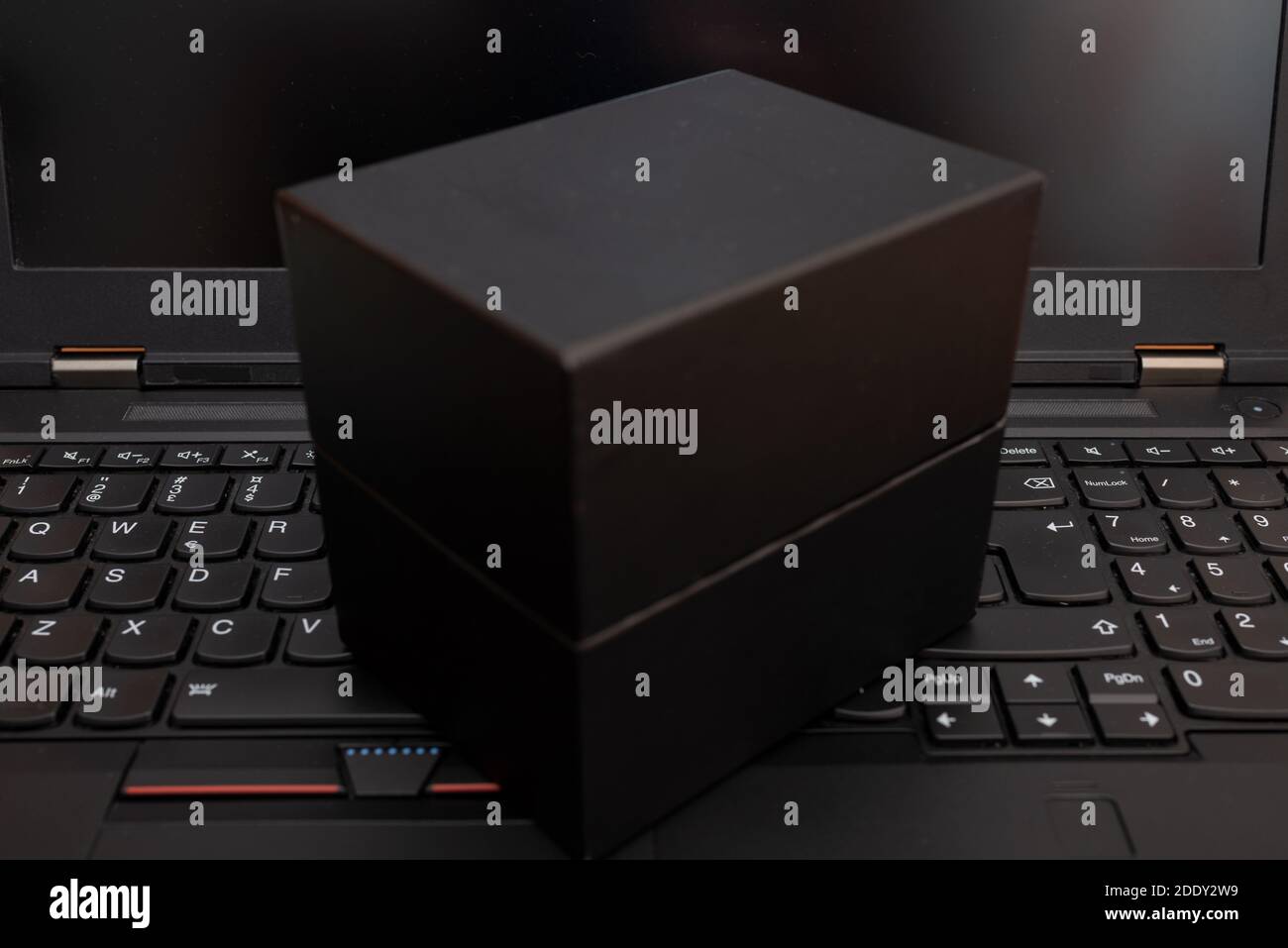 Black Friday Verkauf Online-Shopping-Commerce, Geschenk-Box auf einer Tastatur, Studio erschossen. Stockfoto