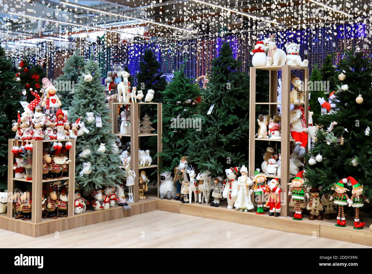 Schöne Weihnachten und Neujahr Baum, Spielzeug, Dekorationen im Spielzeugladen. Lustige Weihnachtsmann, Schneemänner, Puppen im Supermarkt. Festliche Weihnachten Wintermarkt Stockfoto
