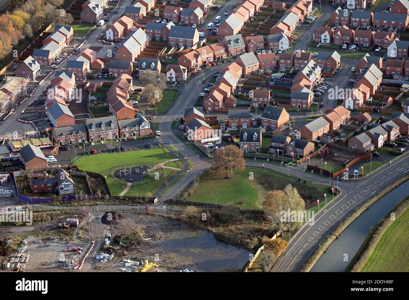 Luftaufnahme der Taylor Wimpey Albion Lock Wohnsiedlung in Sandbach, Cheshire, UK Stockfoto