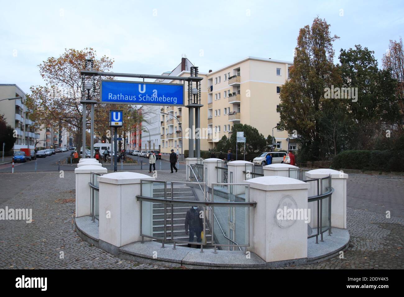 Berlin, Deutschland - 14. November 2020: Eingang Zum U-Bahnhof Rathaus Schöneberg In Berlin Stockfoto