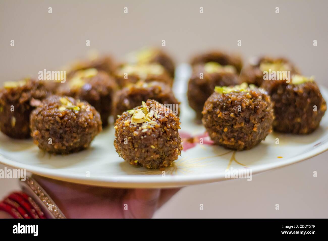 Frische hausgemachte ladoo oder laddu, von Semmelbröseln mit Pistazien auf sie, mit selektivem Fokus gemacht Stockfoto