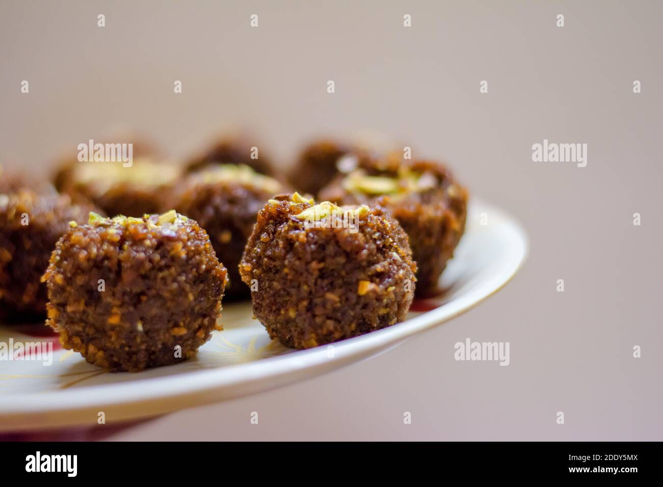 Frische hausgemachte ladoo oder laddu, von Semmelbröseln mit Pistazien auf sie, mit selektivem Fokus gemacht Stockfoto