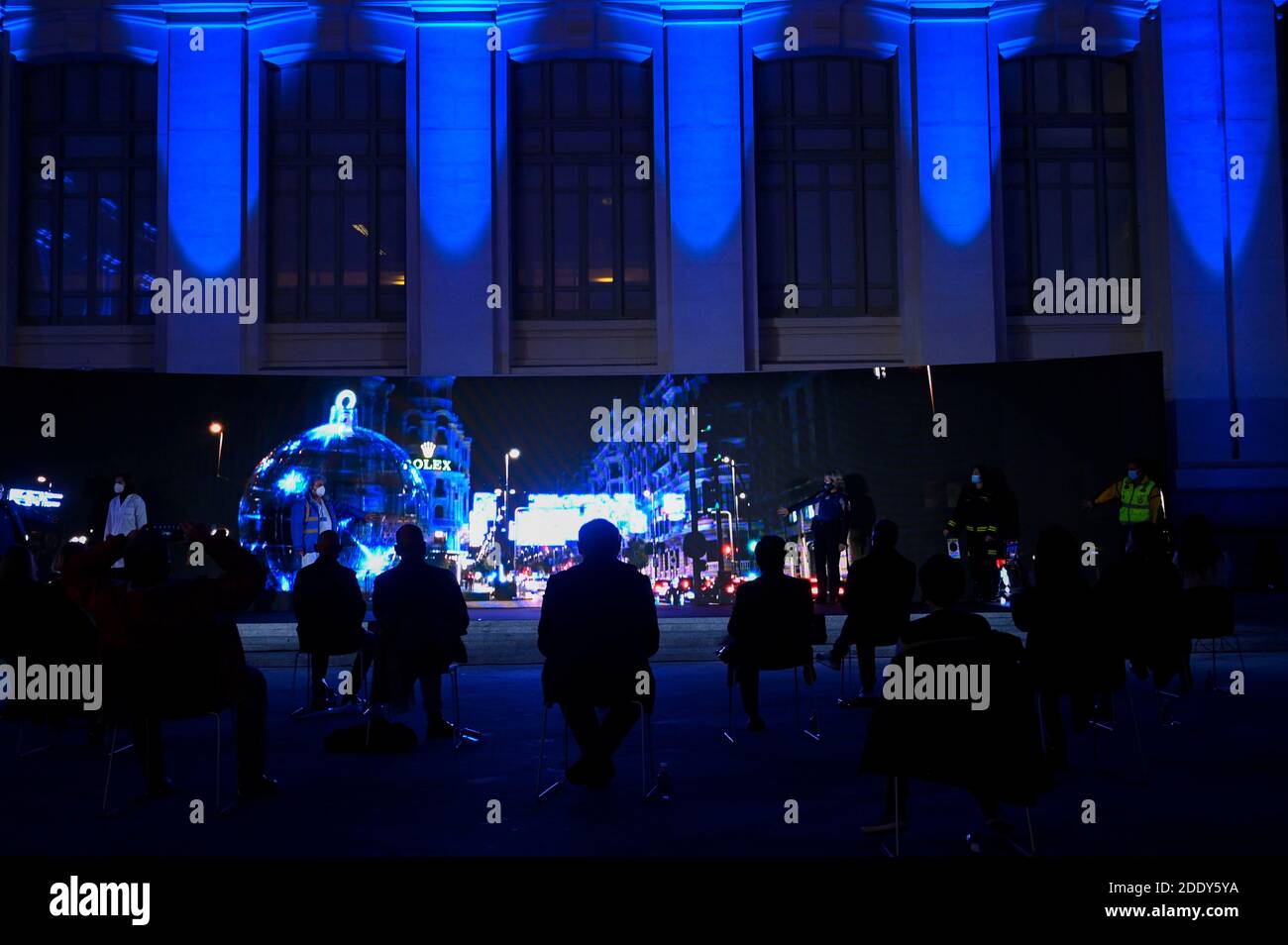 Madrid, Spanien. November 2020. Einschalten der traditionellen Weihafterts-Beleuchtung im Stadtzentrum. Madrid 11/26/2020 Quelle: dpa/Alamy Live News Stockfoto