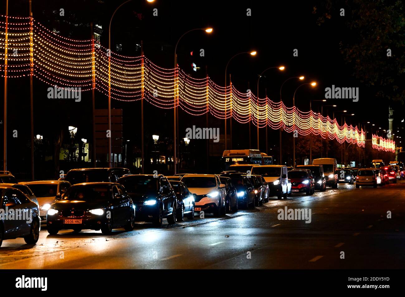 Madrid, Spanien. November 2020. Einschalten der traditionellen Weihafterts-Beleuchtung im Stadtzentrum. Madrid 11/26/2020 Quelle: dpa/Alamy Live News Stockfoto