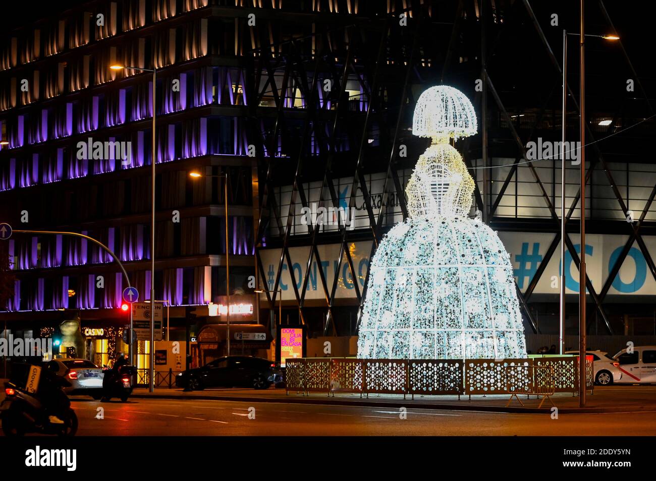 Madrid, Spanien. November 2020. Las Meninas Installation in der Plaza de Colon - Einschalten der traditionellen Weihafterts Beleuchtung in der Innenstadt. Madrid 11/26/2020 Quelle: dpa/Alamy Live News Stockfoto