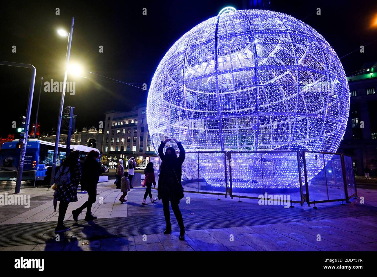 Madrid, Spanien. November 2020. Weihaftertskugel-Installation in der Calle de Alcala - schaltet die traditionelle Weihaftert-Beleuchtung in der Innenstadt ein. Madrid 11/26/2020 Quelle: dpa/Alamy Live News Stockfoto