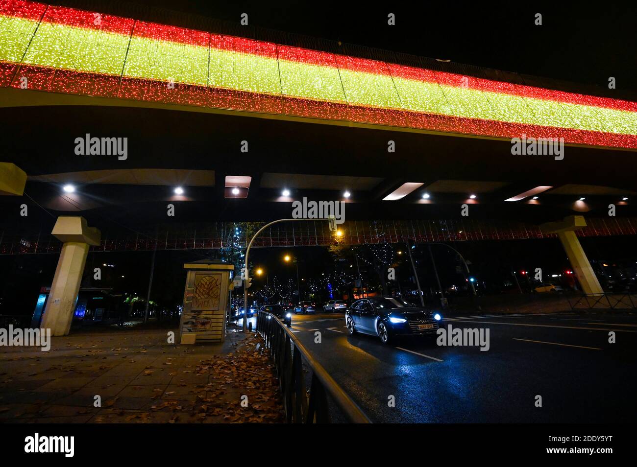 Madrid, Spanien. November 2020. Spanische Flagge Installation - Einschalten der traditionellen Weihafterts Beleuchtung in der Innenstadt. Madrid 11/26/2020 Quelle: dpa/Alamy Live News Stockfoto