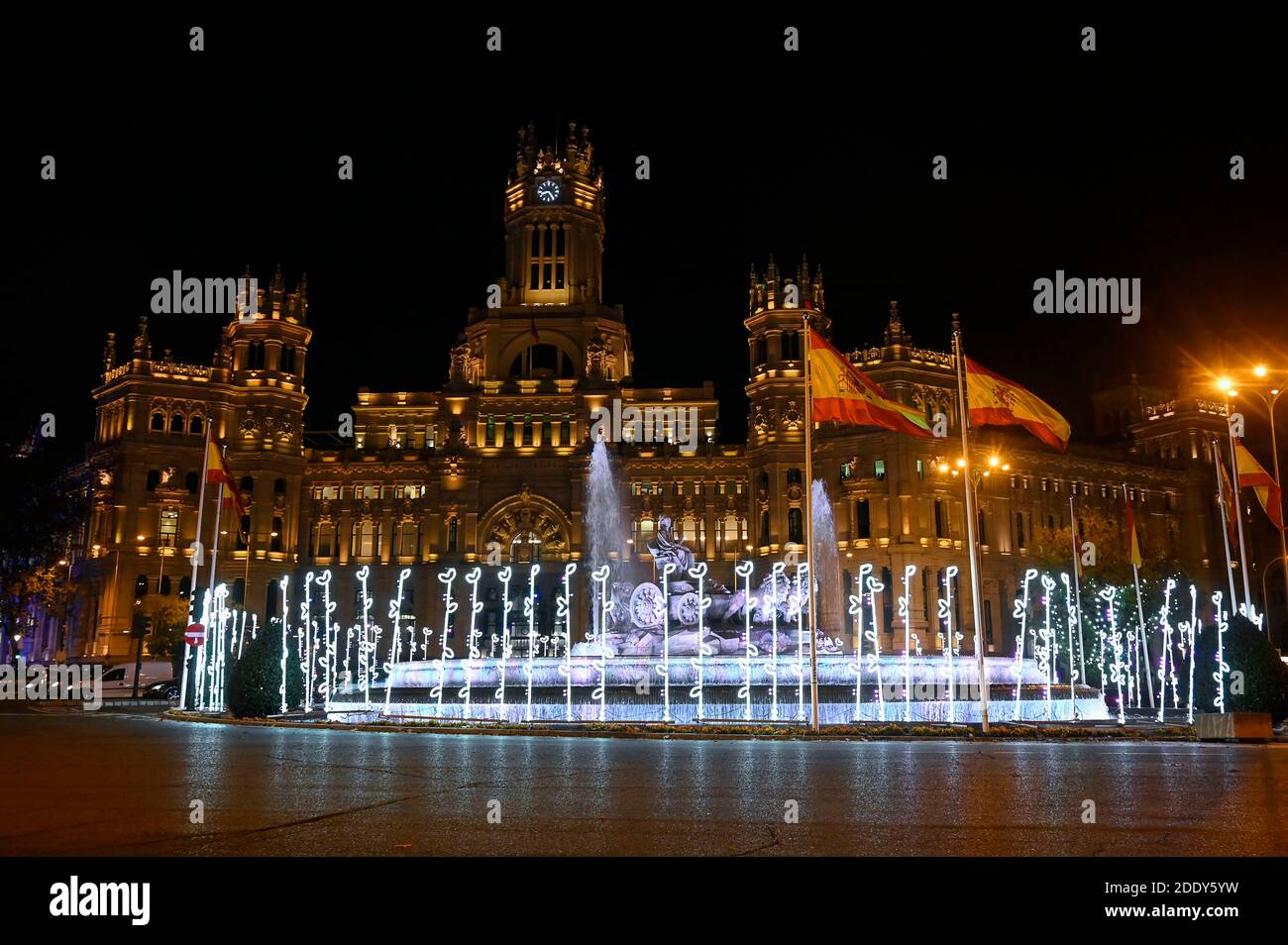 Madrid, Spanien. November 2020. Der Palacio de Cibeles, wenn die traditionelle Weihafterts-Beleuchtung im Stadtzentrum eingeschaltet wird. Madrid 11/26/2020 Quelle: dpa/Alamy Live News Stockfoto