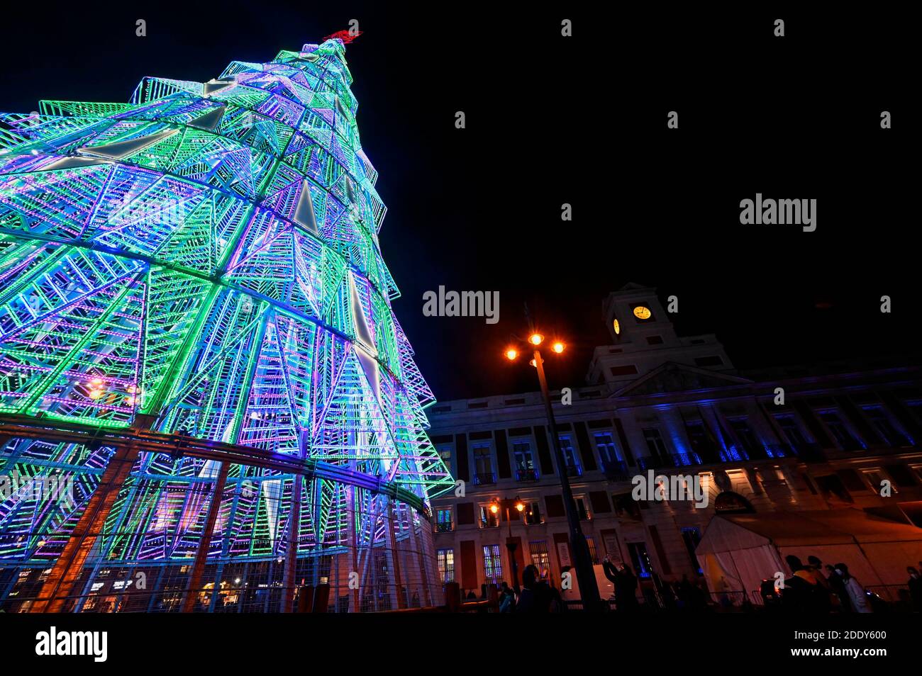Madrid, Spanien. November 2020. Weihaftertsbaum-Installation auf der Puerta del Sol - die traditionelle Weihafterts-Beleuchtung im Stadtzentrum wird eingeschaltet. Madrid 11/26/2020 Quelle: dpa/Alamy Live News Stockfoto