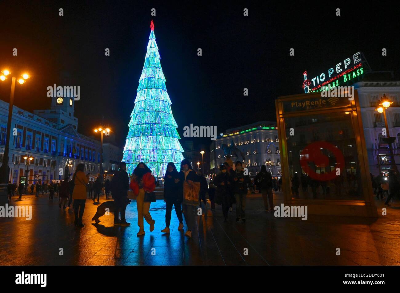 Madrid, Spanien. November 2020. Weihaftertsbaum-Installation auf der Puerta del Sol - die traditionelle Weihafterts-Beleuchtung im Stadtzentrum wird eingeschaltet. Madrid 11/26/2020 Quelle: dpa/Alamy Live News Stockfoto