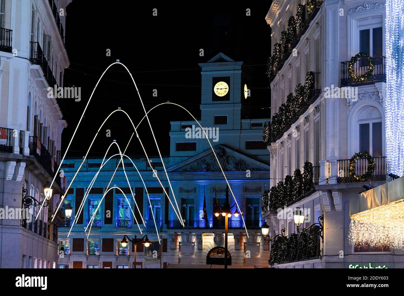 Madrid, Spanien. November 2020. Einschalten der traditionellen Weihafterts-Beleuchtung im Stadtzentrum. Madrid 11/26/2020 Quelle: dpa/Alamy Live News Stockfoto