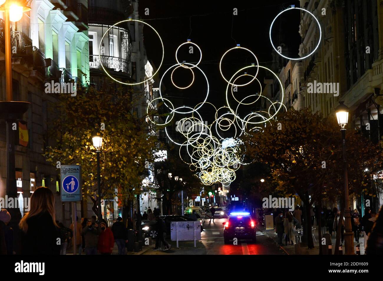 Madrid, Spanien. November 2020. Einschalten der traditionellen Weihafterts-Beleuchtung im Stadtzentrum. Madrid 11/26/2020 Quelle: dpa/Alamy Live News Stockfoto