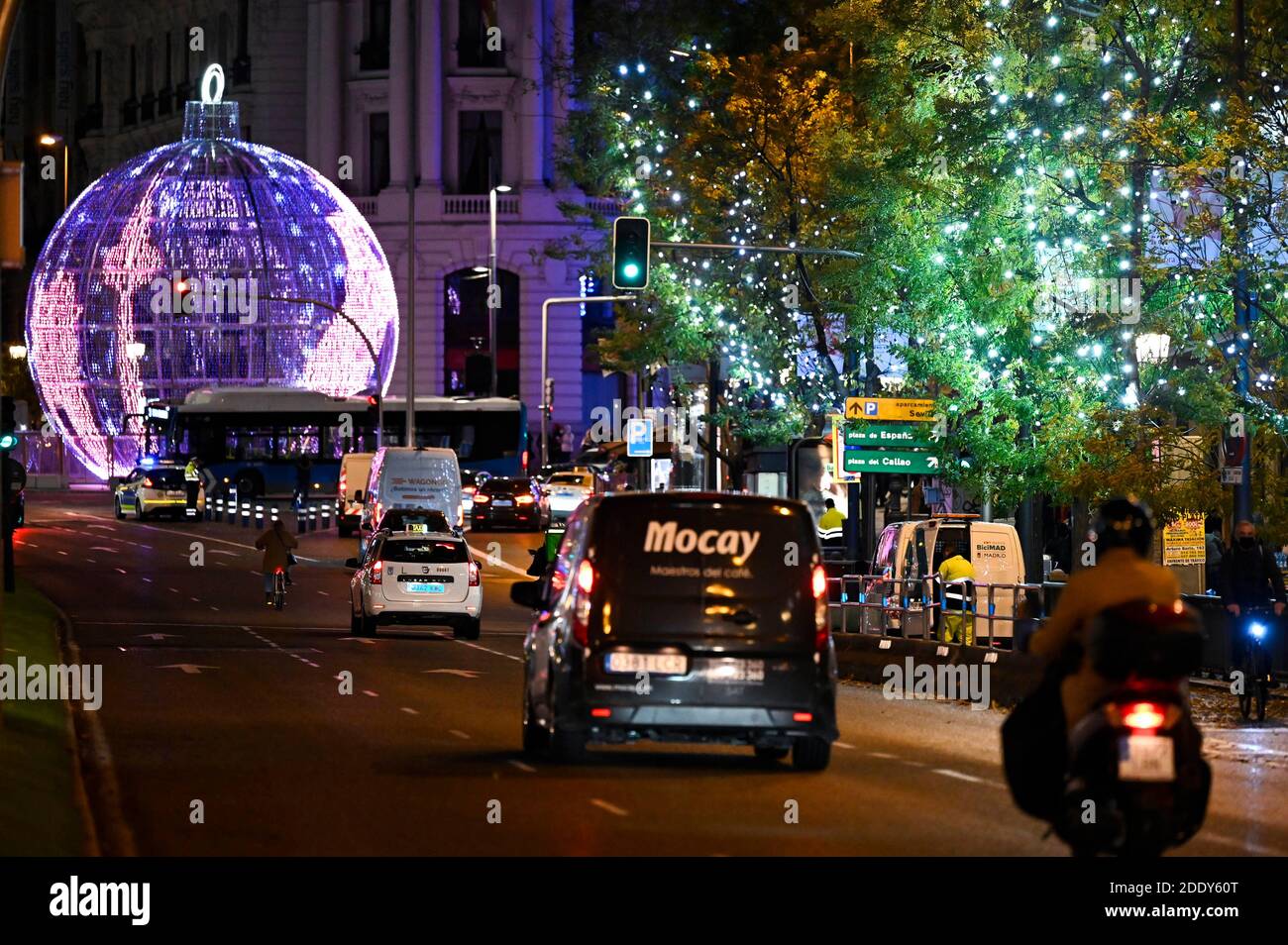 Madrid, Spanien. November 2020. Weihaftertskugel-Installation in der Calle de Alcala - schaltet die traditionelle Weihaftert-Beleuchtung in der Innenstadt ein. Madrid 11/26/2020 Quelle: dpa/Alamy Live News Stockfoto