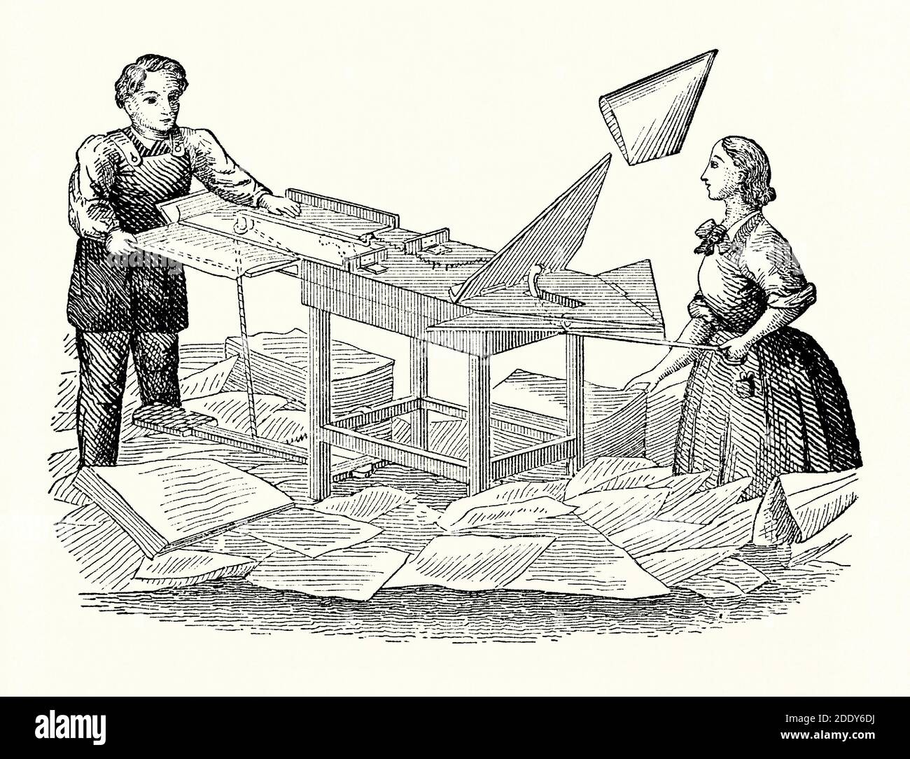 Eine alte Gravur von Papierbeutelmaschine. Es ist aus einem viktorianischen Maschinenbaubuch der 1880er Jahre. Diese handbetriebene Maschine könnte quadratische und konische Säcke machen. Sobald das Papier auf dem Tisch gefaltet und geklebt wurde, schickte ein Hebel ‘fliegend’, um gesammelt zu werden. Ein Großteil der manuellen Arbeit im 19. Jahrhundert war hart und gefährlich; im Vergleich dazu scheint diese Art von Arbeit Spaß zu machen! Und es scheint eine Arbeit zu sein, an der sowohl Männer als auch Frauen gemeinsam beteiligt waren. Papier war ein Luxus, nur für die Reichen verwendet. 1852 erfand der Amerikaner Francis Wolle eine mechanisierte Papiertütenmaschine, die Taschen für den täglichen Gebrauch machte. Stockfoto