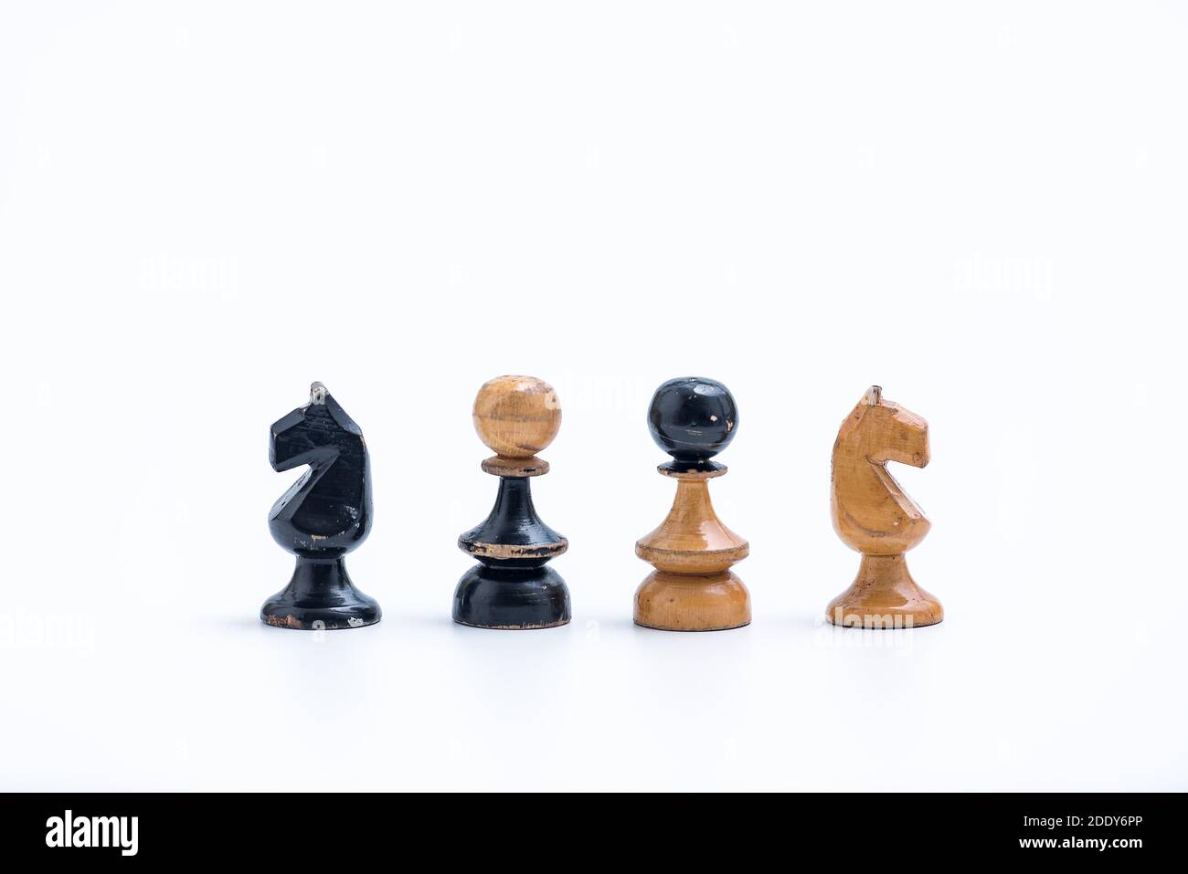 Altes Schachset - Bischöfe und Ritter Stücke auf einem Weißer Hintergrund mit Kopierbereich Stockfoto