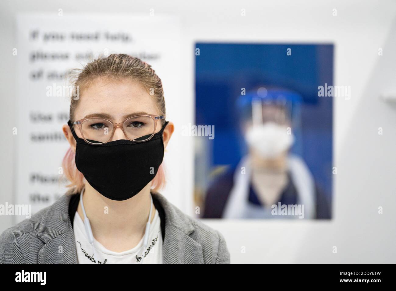 St Andrews, Schottland, Großbritannien. 27. November 2020 Covid-19 Testzentrum an der St Andrews University eröffnet morgen 28. November. St Andrews ist eine der schottischen Universitäten, die von der schottischen Regierung unterstützt wird, um Tests an Studenten durchzuführen, bevor sie zu Weihnachten nach Hause zurückkehren. Es werden bis zu 1500 Schüler pro Tag getestet. Die Freiwilligen, die die Tests durchführen, sind Medizinstudenten der Universität. Im Bild; Volunteer Student durchläuft selbst verwalteten Test in speziell gebauten Anlage in der Sporthalle. Iain Masterton/Alamy Live News Stockfoto