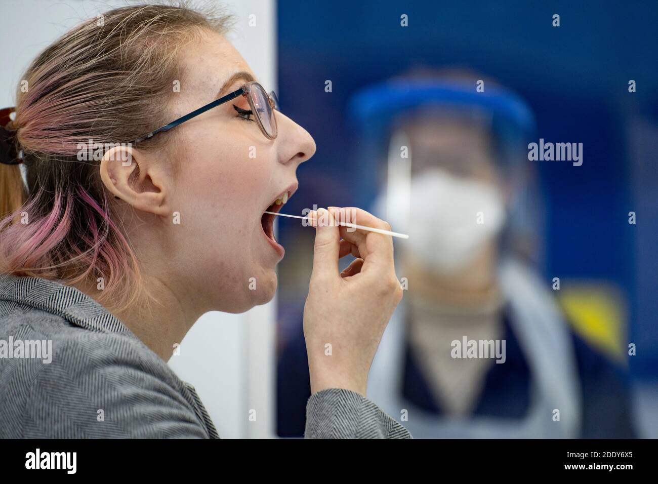 St Andrews, Schottland, Großbritannien. 27. November 2020 Covid-19 Testzentrum an der St Andrews University eröffnet morgen 28. November. St Andrews ist eine der schottischen Universitäten, die von der schottischen Regierung unterstützt wird, um Tests an Studenten durchzuführen, bevor sie zu Weihnachten nach Hause zurückkehren. Es werden bis zu 1500 Schüler pro Tag getestet. Die Freiwilligen, die die Tests durchführen, sind Medizinstudenten der Universität. Im Bild; Volunteer Student durchläuft selbst verwalteten Test in speziell gebauten Anlage in der Sporthalle. Iain Masterton/Alamy Live News Stockfoto