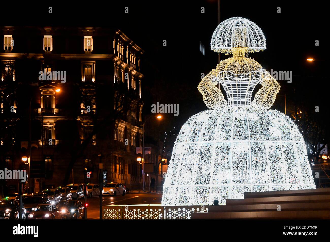 Madrid, Spanien. November 2020. Las Meninas Installation in der Plaza de Colon - Einschalten der traditionellen Weihafterts Beleuchtung in der Innenstadt. Madrid 11/26/2020 Quelle: dpa/Alamy Live News Stockfoto