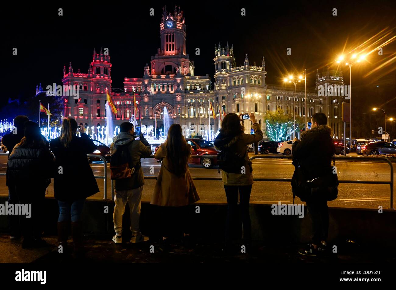 Madrid, Spanien. November 2020. Der Palacio de Cibeles, wenn die traditionelle Weihafterts-Beleuchtung im Stadtzentrum eingeschaltet wird. Madrid 11/26/2020 Quelle: dpa/Alamy Live News Stockfoto