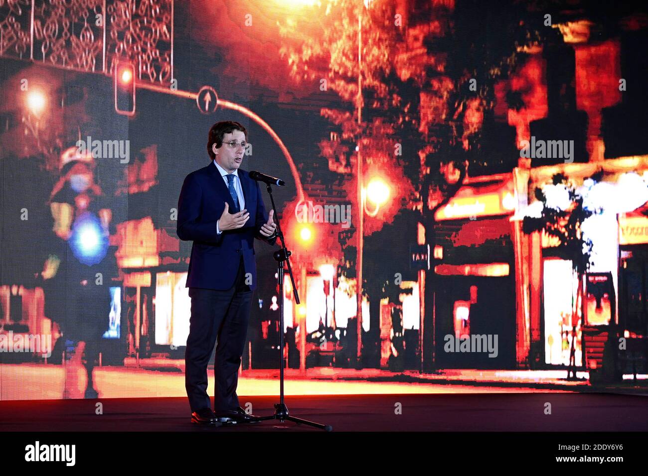 Jose Luis Martinez-Almeida (Bürgermeister von Madrid) beim Einschalten der traditionellen Weihafterts-Beleuchtung im Stadtzentrum. Madrid 11/26/2020 – weltweite Nutzung Stockfoto