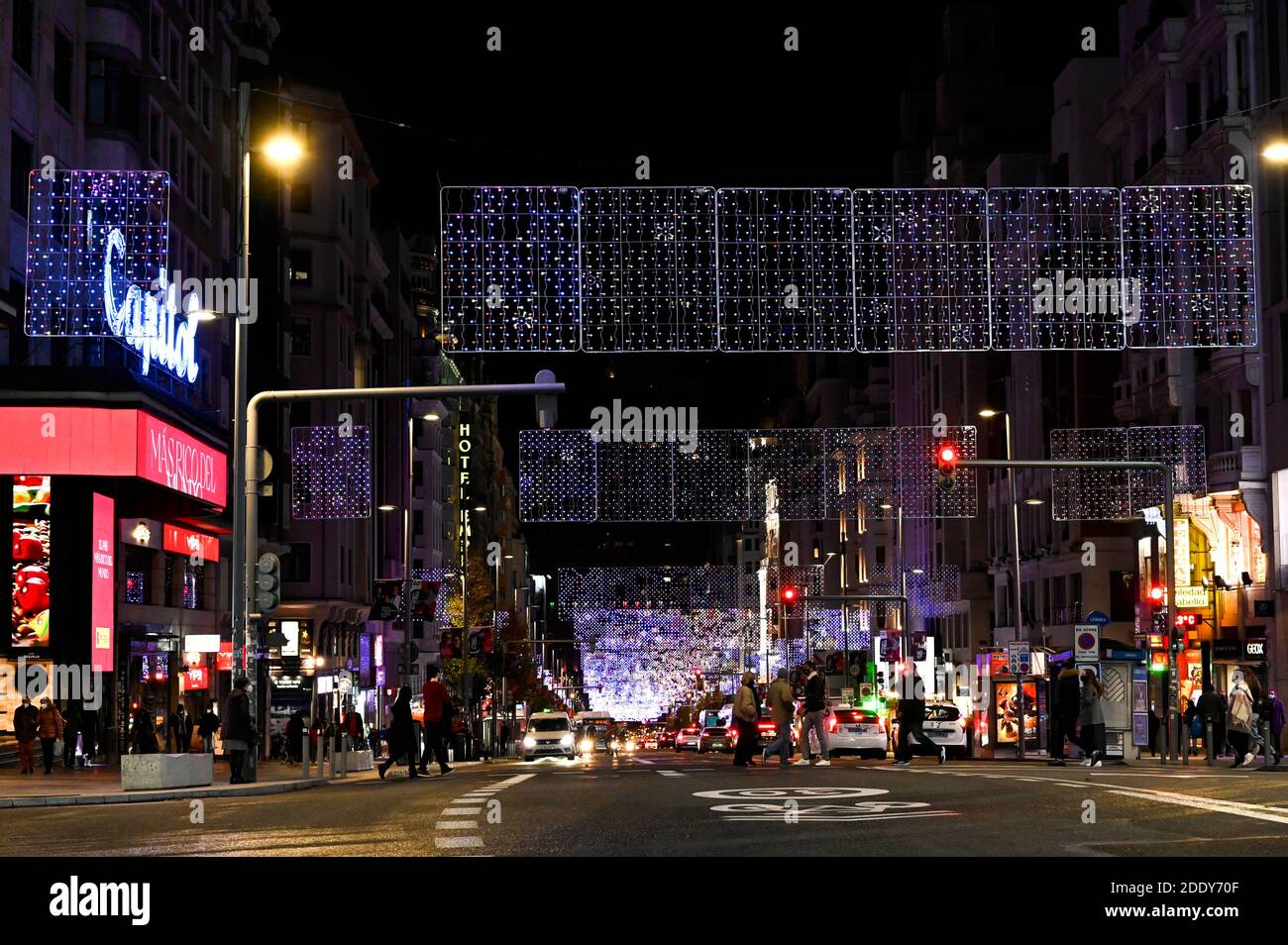 Madrid, Spanien. November 2020. Einschalten der traditionellen Weihafterts-Beleuchtung im Stadtzentrum. Madrid 11/26/2020 Quelle: dpa/Alamy Live News Stockfoto