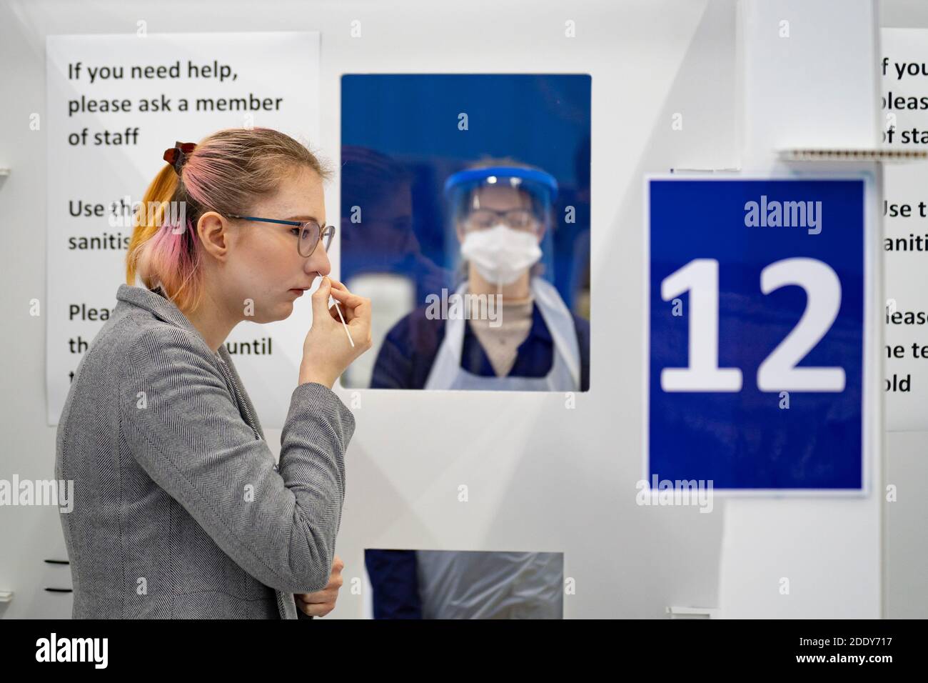 St Andrews, Schottland, Großbritannien. 27. November 2020 Covid-19 Testzentrum an der St Andrews University eröffnet morgen 28. November. St Andrews ist eine der schottischen Universitäten, die von der schottischen Regierung unterstützt wird, um Tests an Studenten durchzuführen, bevor sie zu Weihnachten nach Hause zurückkehren. Es werden bis zu 1500 Schüler pro Tag getestet. Die Freiwilligen, die die Tests durchführen, sind Medizinstudenten der Universität. Im Bild; Volunteer Student durchläuft selbst verwalteten Test in speziell gebauten Anlage in der Sporthalle. Iain Masterton/Alamy Live News Stockfoto