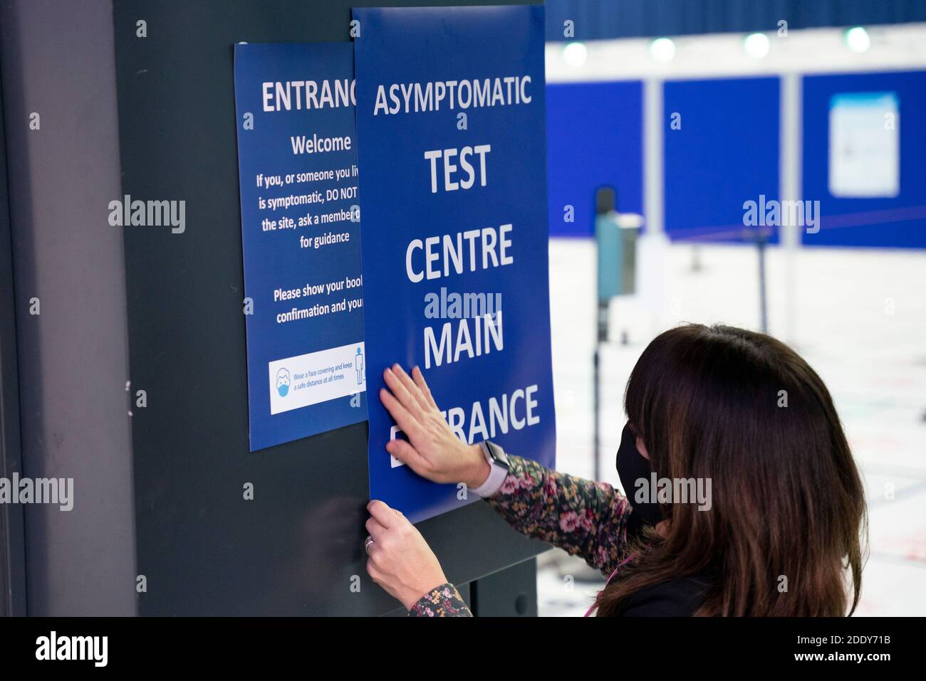 St Andrews, Schottland, Großbritannien. 27. November 2020 Covid-19 Testzentrum an der St Andrews University eröffnet morgen 28. November. St Andrews ist eine der schottischen Universitäten, die von der schottischen Regierung unterstützt wird, um Tests an Studenten durchzuführen, bevor sie zu Weihnachten nach Hause zurückkehren. Es werden bis zu 1500 Schüler pro Tag getestet. Die Freiwilligen, die die Tests durchführen, sind Medizinstudenten der Universität. Im Bild; Volunteer Student durchläuft selbst verwalteten Test in speziell gebauten Anlage in der Sporthalle. Iain Masterton/Alamy Live News Stockfoto