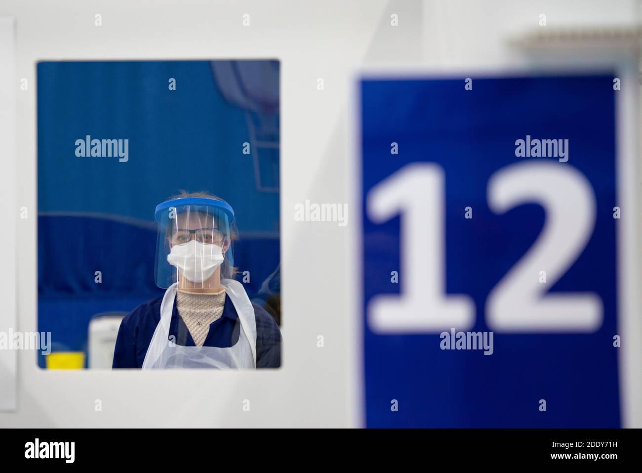 St Andrews, Schottland, Großbritannien. 27. November 2020 Covid-19 Testzentrum an der St Andrews University eröffnet morgen 28. November. St Andrews ist eine der schottischen Universitäten, die von der schottischen Regierung unterstützt wird, um Tests an Studenten durchzuführen, bevor sie zu Weihnachten nach Hause zurückkehren. Es werden bis zu 1500 Schüler pro Tag getestet. Die Freiwilligen, die die Tests durchführen, sind Medizinstudenten der Universität. Im Bild; Volunteer Student durchläuft selbst verwalteten Test in speziell gebauten Anlage in der Sporthalle. Iain Masterton/Alamy Live News Stockfoto