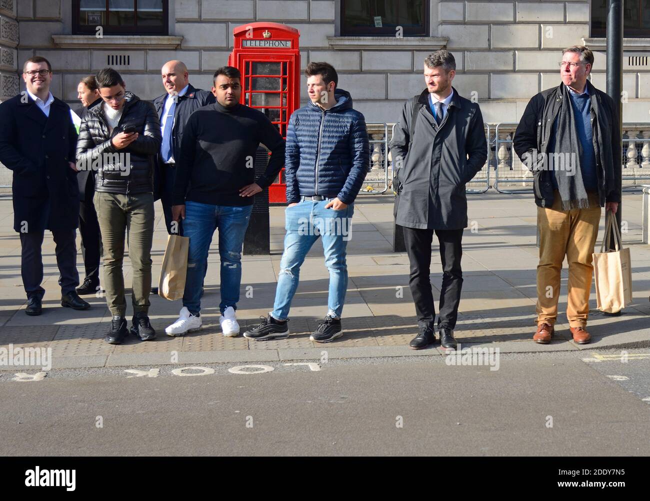 Sir Graham Brady MP [ganz rechts] (Con: Altrincham und Sale West) Vorsitzender des 1922 Committee warten auf die Straße in Whitehall überqueren Stockfoto