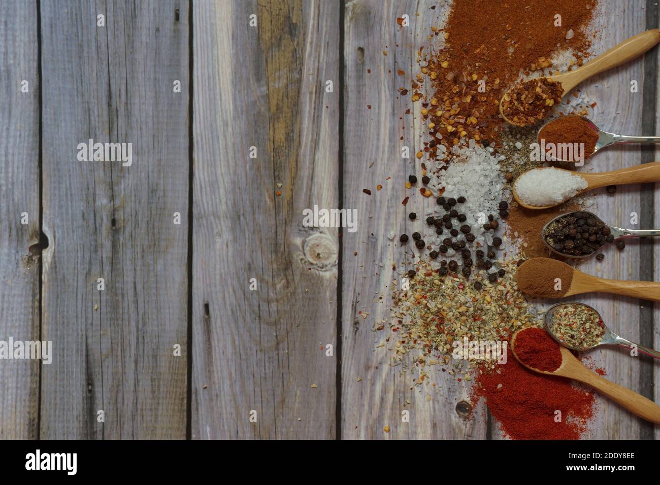 Flaches Lay von verschiedenen bunten Kräutern und Gewürzen auf Holz Hintergrund Stockfoto