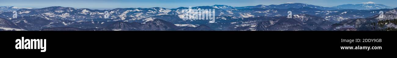 Bergpanorama Beskid von Skrzyczne bis Babia hora Mincol Hügel in Mala Fatra Berge in der Slowakei während erstaunlich Wintertag Stockfoto