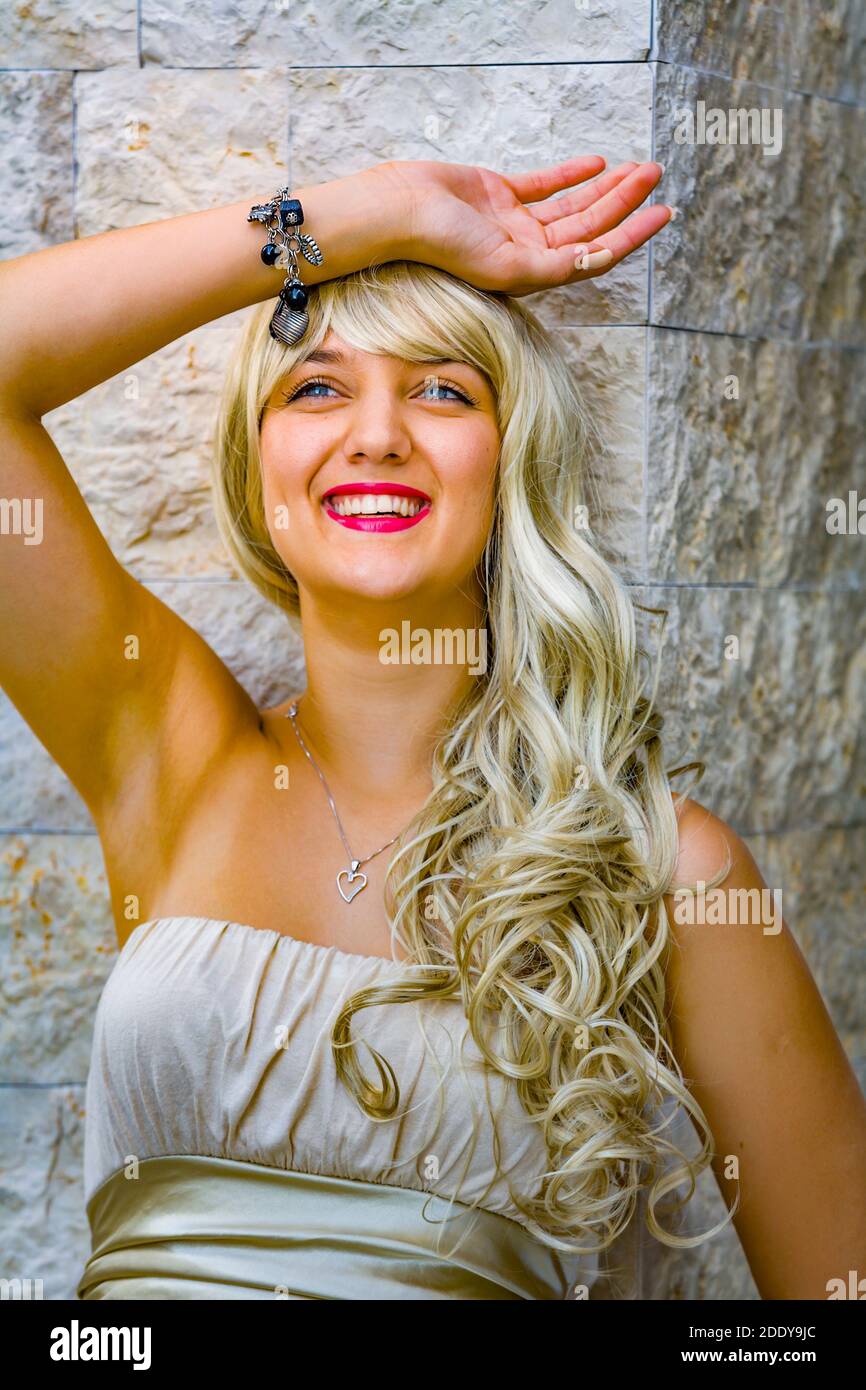 Lange Blonde Locken Stockfotos Und Bilder Kaufen Alamy