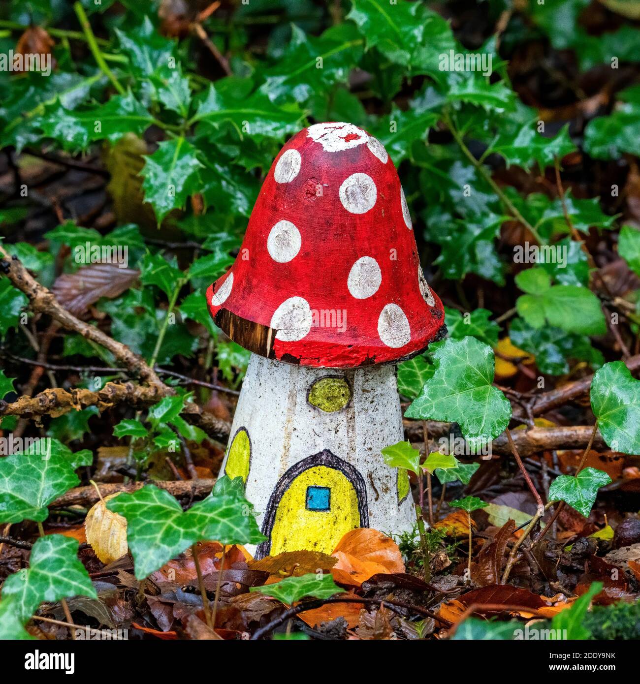 Künstliche kindliche Anzeige einer Fliege agaric rot und weiß Holzhaus Pilz in einem verzauberten Fee toadhocker Wald während Die Herbstsaison Stockfoto