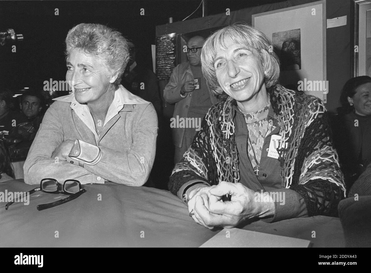 - Susanna Agnelli, Deputato del PRI, Partito Repubblicano Italiano ed Adele Faccio, Leader del Partito Radicale e del Movimento Femminista per il diritto all'aborto, partecipano ad un dibattito alla Festa dell'Unità di Milano (settembre 1976) - Susanna Agnelli, Parlamentsabgeordnete der PRI, der Italienischen Republikanischen Partei, Und Adele Faccio, Leiterin der Radikalen Partei und der Feministischen Bewegung für das Recht auf Abtreibung, nehmen an einer Debatte zum Fest der Einheit von Mailand Teil (September 1976) Stockfoto