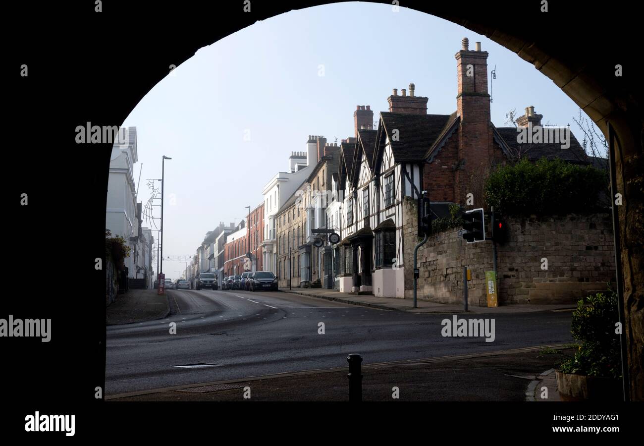 Jury Street gesehen vom Eastgate Arch im November, Warwick, Warwickshire, England, Großbritannien Stockfoto