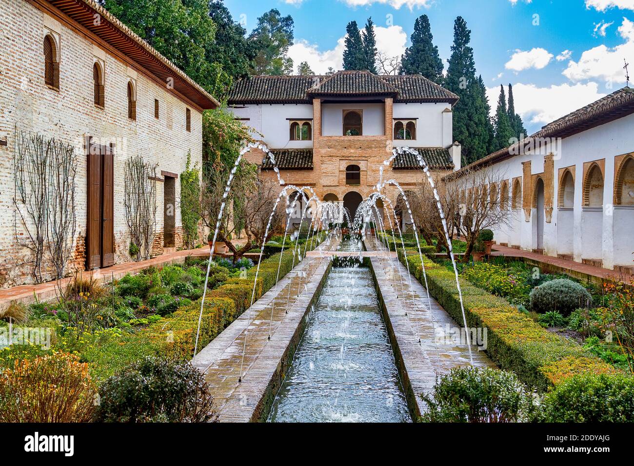 Brunnen Und Wasserkanal Im Generalife Palast, Alhambra, Spanien. 2. Stockfoto