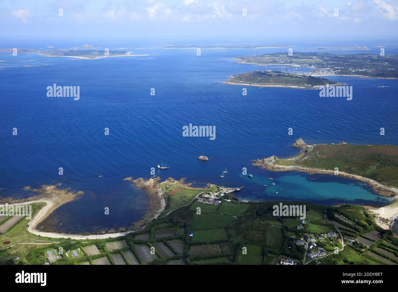 Großbritannien, Cornwall: Isles of Scilly. Luftaufnahme der vor St. Agnes Island vor Anker liegenden Segelboote Stockfoto