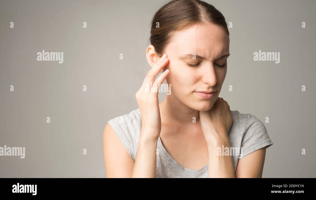 Junge schöne Frau mit Kopfschmerzen Stockfoto