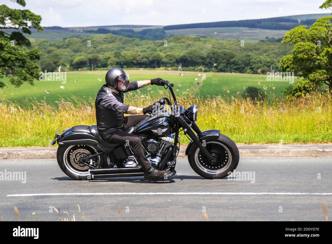 2011 Harley-Davidson Flstfb Fatboy SP 1584 11; Motorrad-Fahrer; zwei Rädern Transport, Motorräder, Fahrzeug, Straßen, amerikanische Motorräder, Motorrad-Fahrer motoring in Chorley, UK Stockfoto