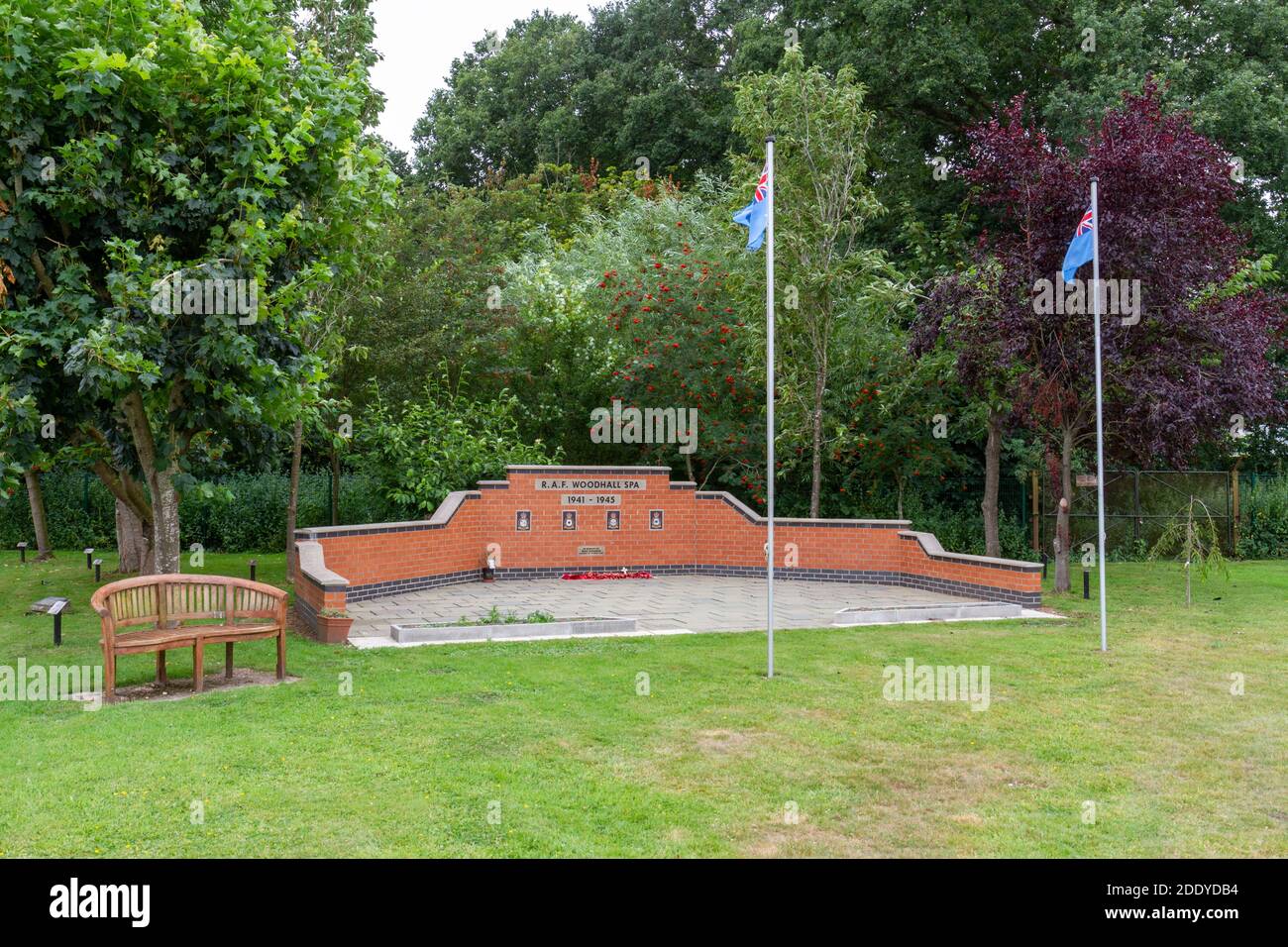 Denkmal für das WWII RAF Woodhall Spa Camp auf dem Gelände des Thorpe Camp Visitor Centre, einer Kaserne der Royal Air Force aus dem Zweiten Weltkrieg, Lincolnshire, Großbritannien. Stockfoto