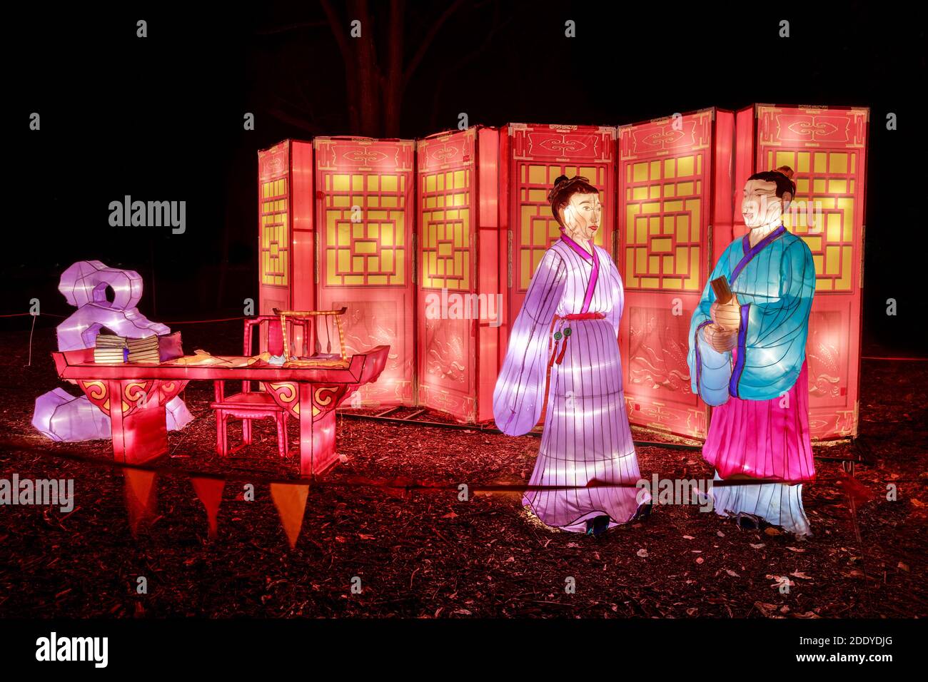 Chinesische Laternen Skulpturen. Ein Mann und eine Frau stehen neben den "vier Schätzen des Arbeitsraubes" (Pinsel, Tinte, Papier und Tuschestein) Stockfoto
