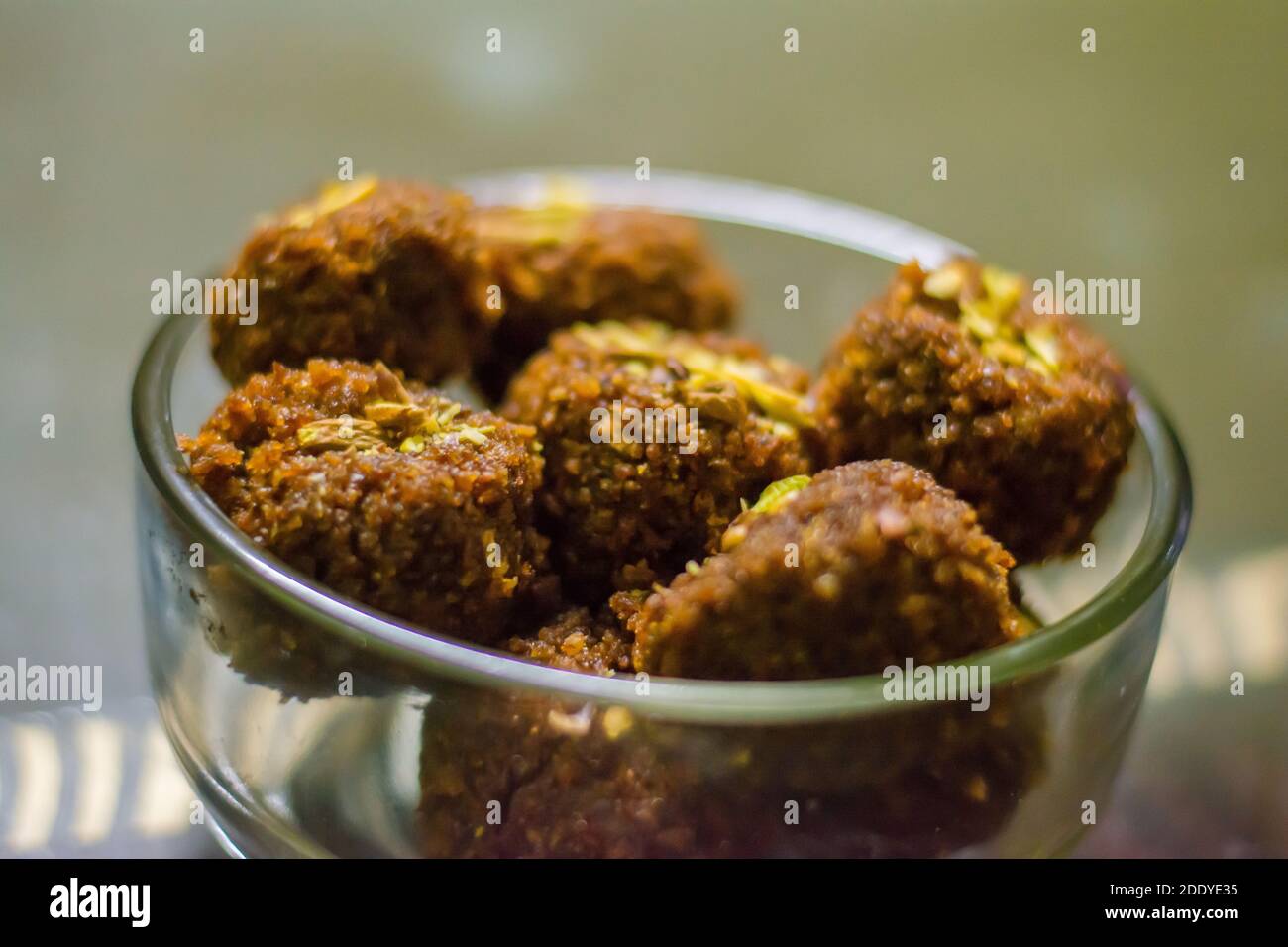 Frische hausgemachte ladoo oder laddu, von Semmelbröseln mit Pistazien auf sie, mit selektivem Fokus gemacht Stockfoto