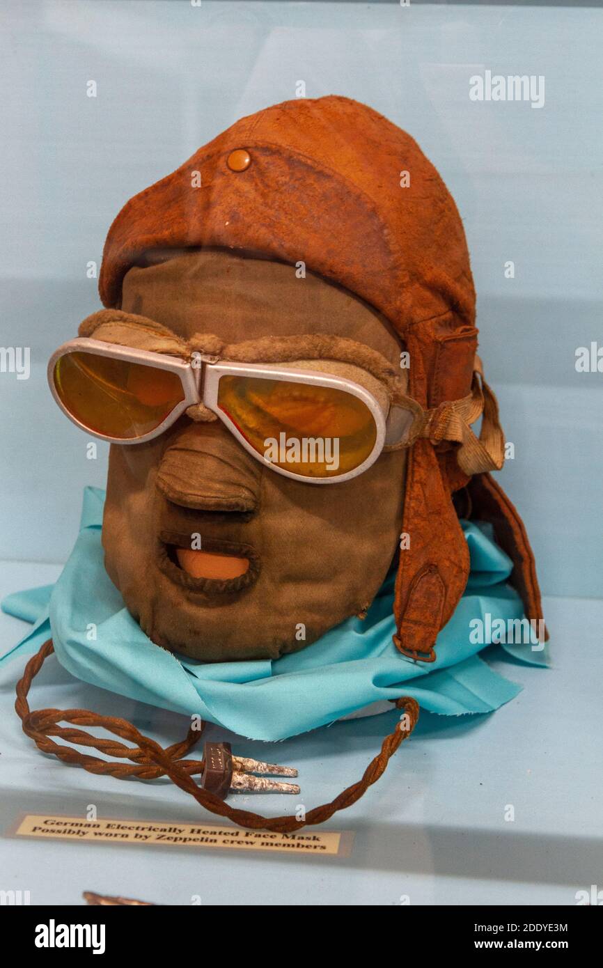 Deutsche elektrisch beheizte Gesichtsmaske (möglicherweise für Zeppelin-Besatzung) Thorpe Camp Visitor Centre, eine Kaserne der Royal Air Force des Zweiten Weltkriegs, Lincolnshire, Großbritannien. Stockfoto