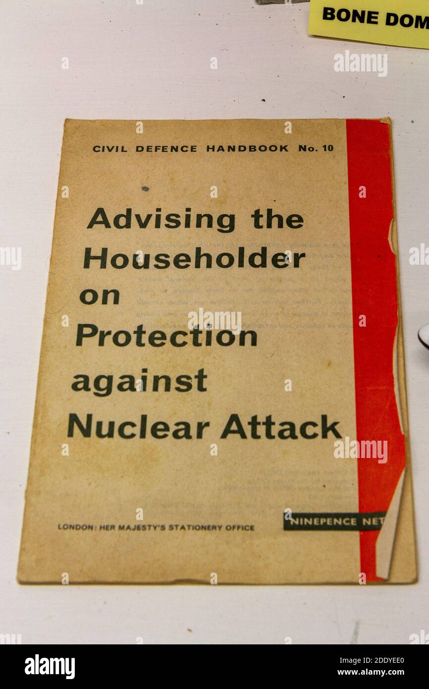 The Civil Defence Handbook No 10 'Advising Householder on Protection Against Nuclear Attack', Thorpe Camp Visitor Centre, Lincolnshire, Großbritannien. Stockfoto