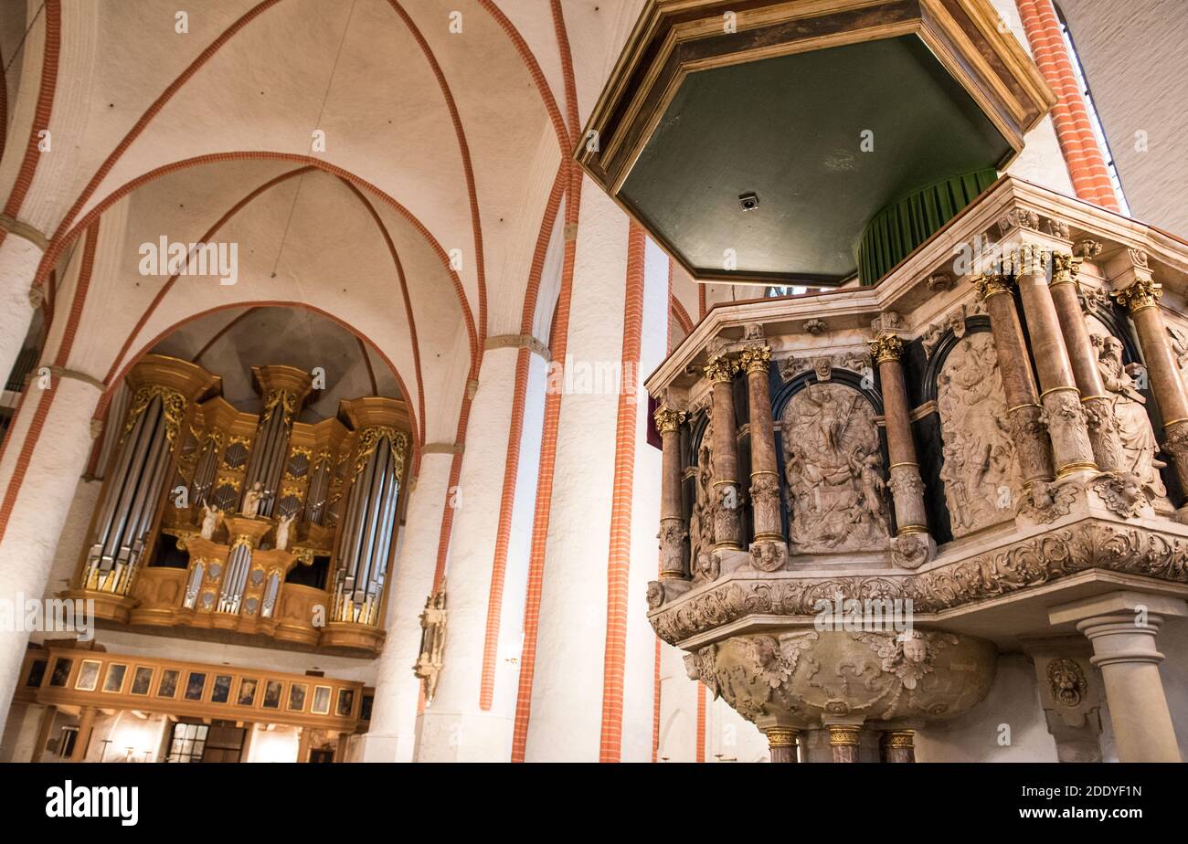 Hamburg, Deutschland. November 2020. Blick auf die Orgel und die Kanzel in der historischen Hauptkirche St. Jacobi im Stadtzentrum. Mit der Zusage der Bundesregierung, 20 Millionen Euro zu gewähren, ist die Wiederherstellung der Kirche nun in greifbare Nähe gelangt. (To dpa 'Restaurierung von St. Jacobi in Reichweite dank Bundeszuschuss') Credit: Daniel Bockwoldt/dpa/Alamy Live News Stockfoto