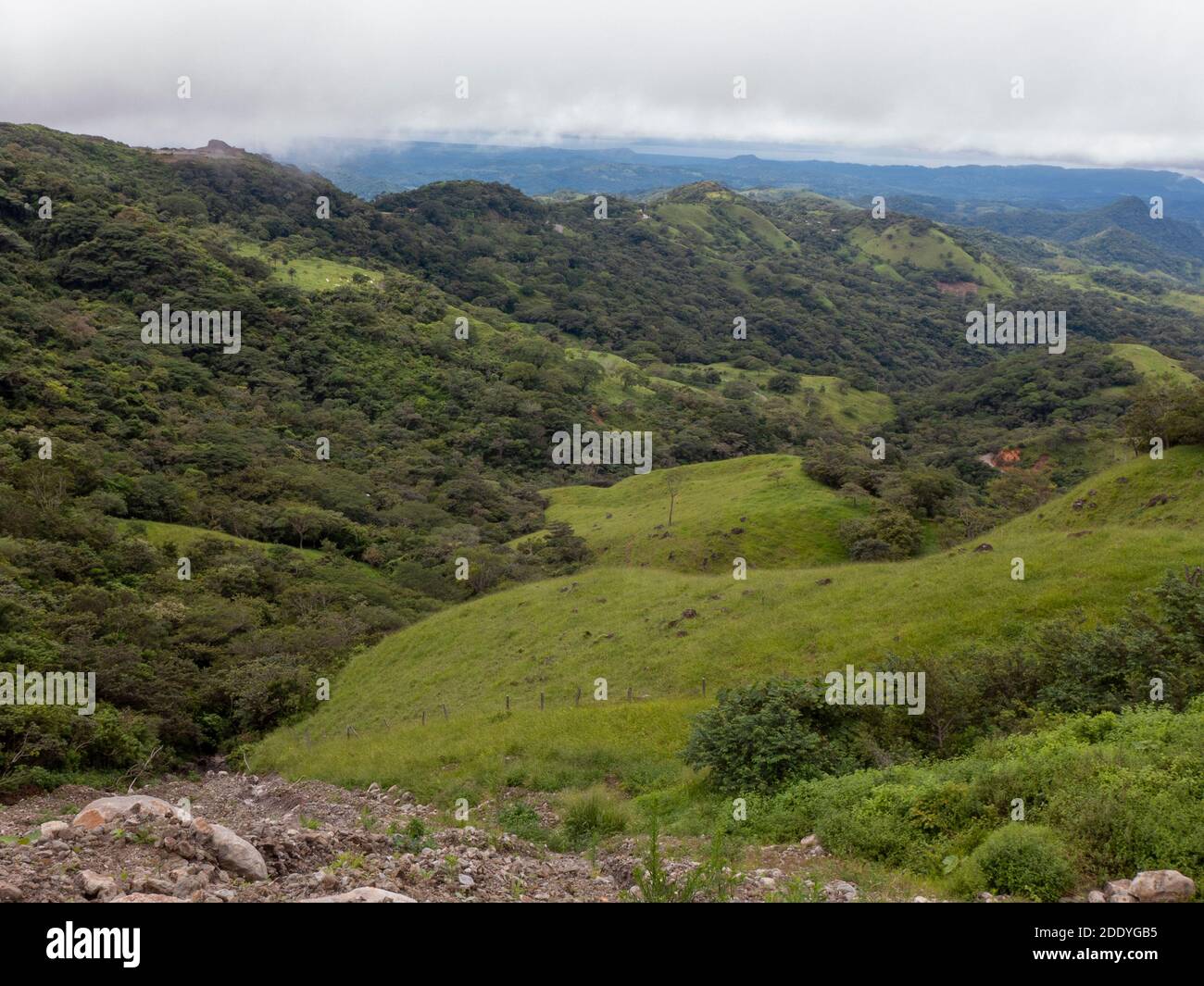 Fahren Sie in Costa Rica von San José nach Monteverde durch Wunderschöne hügelige Landschaft Stockfoto