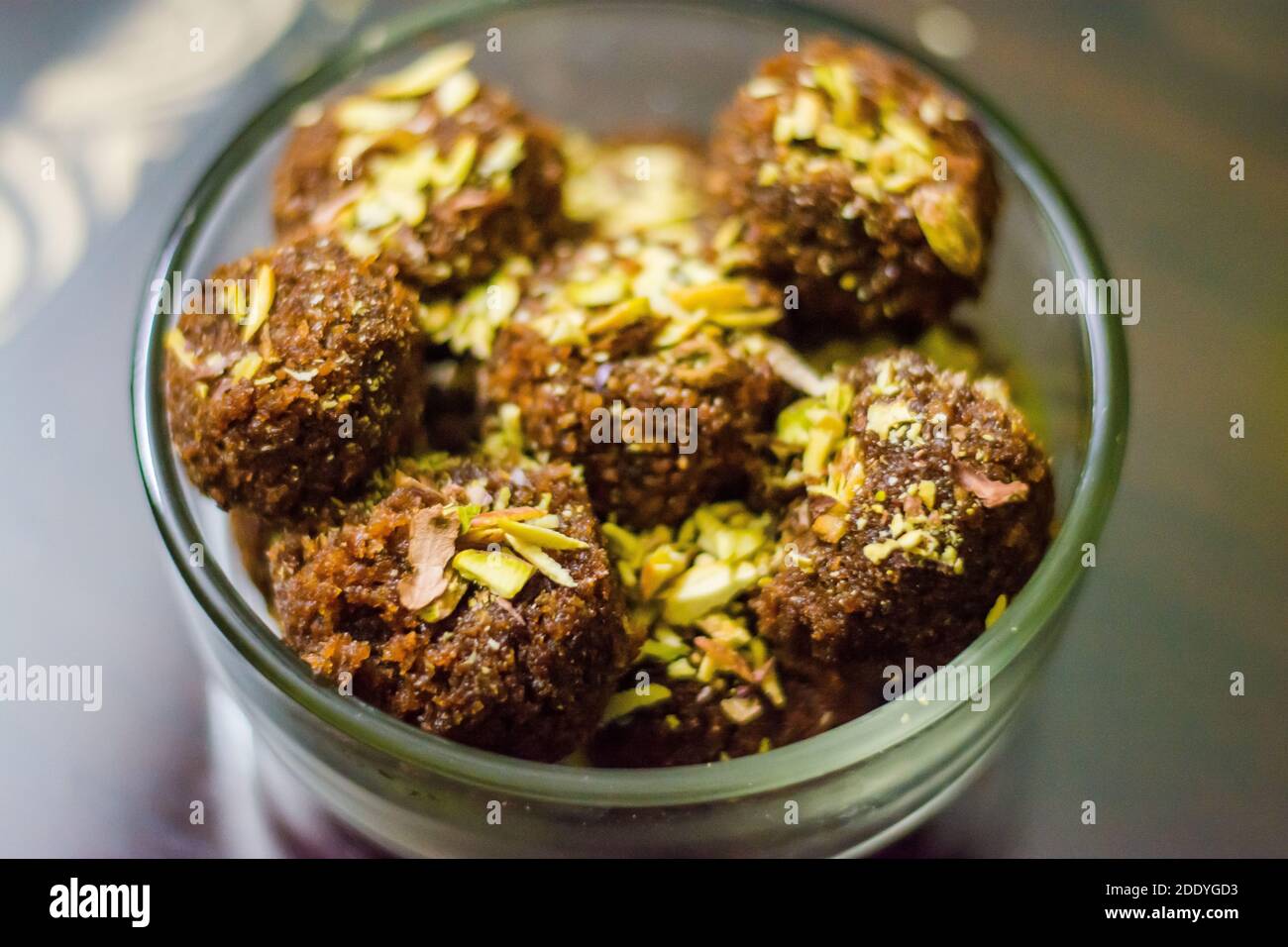 Frische hausgemachte ladoo oder laddu, von Semmelbröseln mit Pistazien auf sie, mit selektivem Fokus gemacht Stockfoto